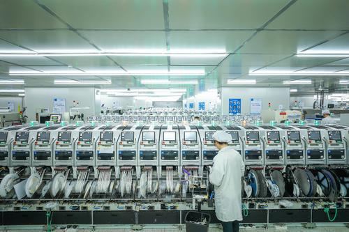 解鎖新技能 vivo升降式攝像頭竟能擰開(kāi)瓶蓋，網(wǎng)友直呼太彪悍